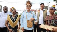 Menteri Koordinator Bidang Perekonomian Zulkifli Hasan menyalurkan bantuan beras kepada warga di Sorong, menegaskan komitmen pemerintah terhadap ketahanan pangan di wilayah timur Indonesia.