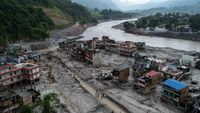 Pemandangan kehancuran di Lembah Trishuli, Nepal, setelah diterjang banjir bandang yang menghancurkan lebih dari 2.500 bangunan dan menghambat penyaluran bantuan kemanusiaan.