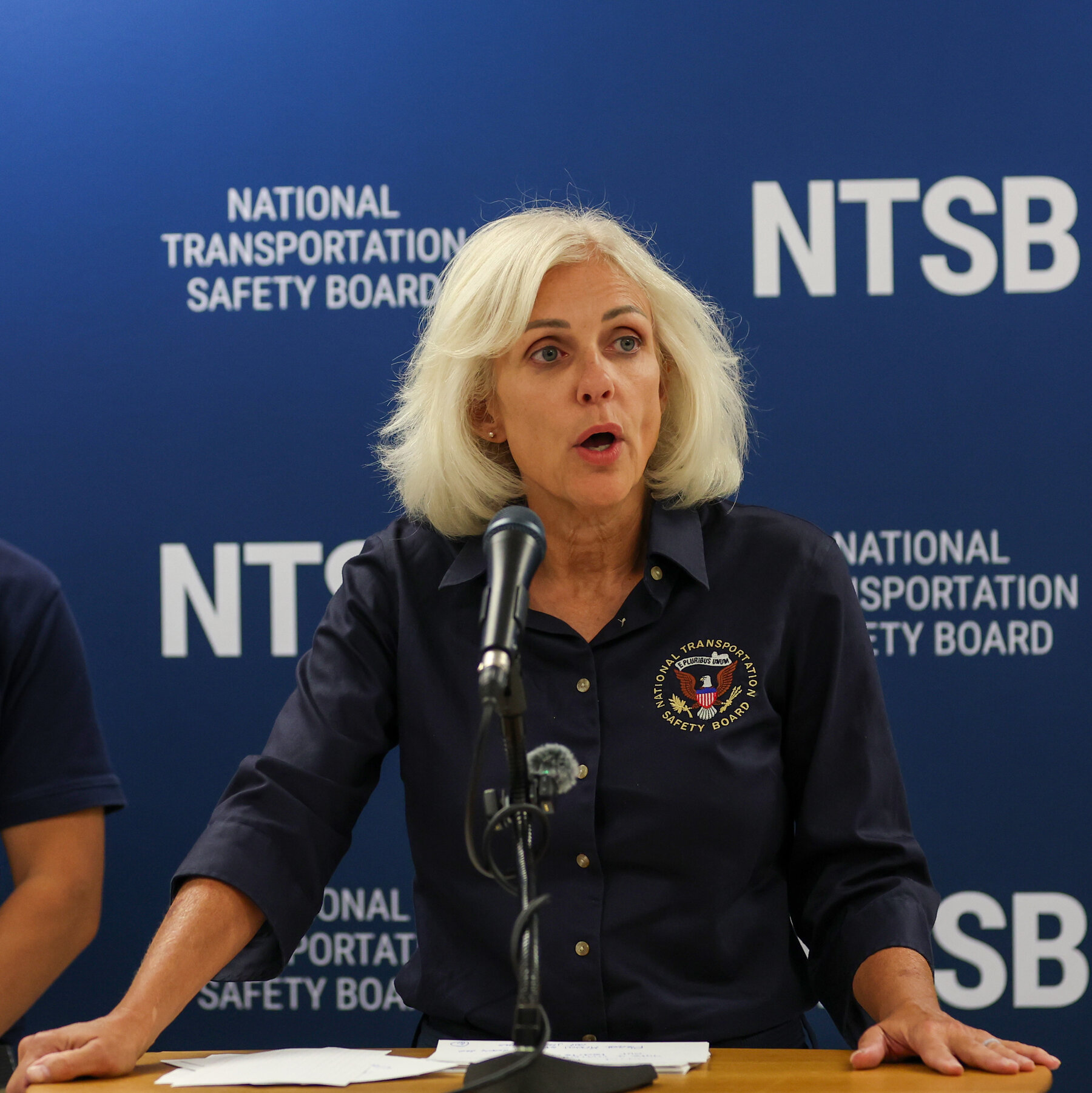Pemandangan pesawat jet kargo Boeing 767 milik Amazon yang tergelincir dari landasan pacu Bandara Internasional Miami setelah upaya pembatalan pendaratan. NTSB sedang melakukan investigasi mendalam terhadap insiden ini.