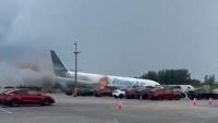 Tim darurat dan pemadam kebakaran berupaya mengamankan lokasi kecelakaan pesawat kargo Amazon Air yang tergelincir dari landasan pacu di Bandara Internasional Miami, Minggu (6/9). Lima orang dilaporkan tewas dalam insiden tragis ini.
