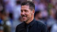 Pelatih Atletico Madrid, Diego Simeone, memberikan instruksi di pinggir lapangan dalam sebuah pertandingan sengit. Ia menekankan pentingnya penghormatan terhadap wasit untuk menjaga integritas sepak bola.