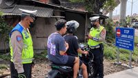 Petugas Ditlantas Polda Metro Jaya melakukan pengawasan ketat di sejumlah titik rawan pelanggaran lalu lintas.