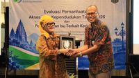 Ilustrasi petugas Ditjen Dukcapil melakukan pengawasan dan pengelolaan data kependudukan secara digital.
