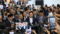 Anggota DPD RI tengah berdiskusi dalam rapat pembahasan terkait Rancangan Undang-Undang Anggaran Pendapatan dan Belanja Negara (RUU APBN).