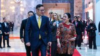 Ketua DPR RI Puan Maharani (kanan) menyambut hangat Wakil Perdana Menteri Bulgaria Alexander Poulev (kiri) dalam pertemuan bilateral di Jakarta, membahas peningkatan kerja sama antar kedua negara di sektor pendidikan dan olahraga.