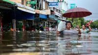 Genangan air akibat banjir parah melumpuhkan aktivitas warga di salah satu ruas jalan utama di ibu kota Thailand, yang dilaporkan belum surut setelah tiga hari diguyur hujan deras.