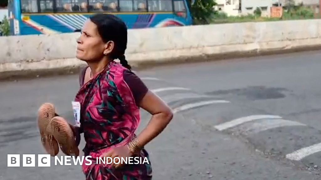 Ramabai, seorang ibu dari Maharashtra, India, menunjukkan kegembiraan setelah memenangkan lomba lari, berencana menggunakan hadiahnya untuk membeli perlengkapan sekolah putrinya.
