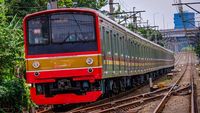 KRL Commuter Line melintas di jalur Tanah Abang-Rangkasbitung, jalur vital yang akan ditingkatkan kapasitas daya listriknya mulai tahun depan.