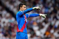 Kiper Rayo Vallecano, Emil Audero, melakukan penyelamatan gemilang dari gempuran serangan Real Madrid dalam laga yang dimenangkan Real Madrid 4-1.