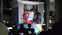 Garis polisi terpasang di sekitar lokasi penemuan jenazah pria di gardu listrik LRT Pancoran, Jakarta Selatan, saat petugas melakukan olah TKP.