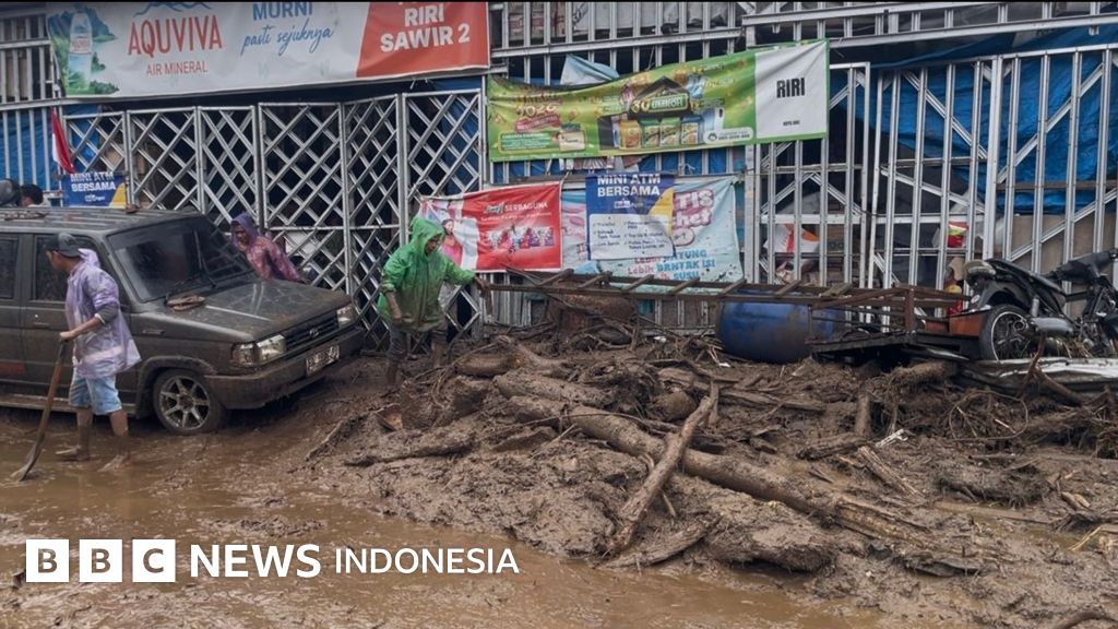Tim SAR mengevakuasi warga terdampak banjir bandang di wilayah Solok, Sumatera Barat, menunjukkan skala darurat bencana.