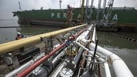 Kapal tanker Pertamina mengangkut minyak mentah di lautan, simbol upaya penguatan pasokan energi nasional melalui program 'Bring Barrel Home'.