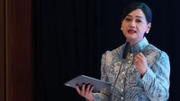 Ketua Dewan Komisioner OJK Friderica Widyasari Dewi (kiri) menyambut baik penunjukan Suahasil Nazara (kanan) sebagai Menteri Keuangan, menyoroti pentingnya kolaborasi antarlembaga untuk stabilitas ekonomi nasional. (Ilustrasi/Kompas)