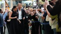 Pangeran Harry dan Meghan Markle dalam sebuah acara publik. Keduanya kini ditegaskan Raja Charles III sebagai warga negara biasa melalui sebuah surat.