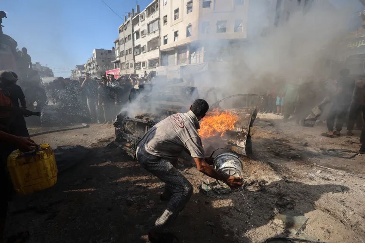 Warga Palestina mencari barang di antara reruntuhan bangunan yang hancur akibat serangan di wilayah kantong Palestina.