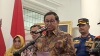 Kabel-kabel utilitas yang menjulur semrawut di salah satu sudut Kota Jakarta, menjadi fokus utama penataan oleh Pemerintah Provinsi DKI Jakarta dengan implementasi Sistem Jaringan Utilitas Terpadu (SJUT).