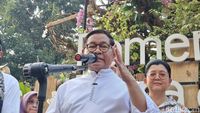 Sejumlah siswa dan orang tua mengantre untuk proses administrasi Kartu Jakarta Pintar (KJP). Verifikasi ulang mengungkap ribuan penerima yang tidak tepat sasaran.
