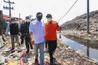 Gubernur Jawa Tengah Ahmad Luthfi meninjau langsung lokasi kebakaran di Tempat Pembuangan Akhir (TPA) Putri Cempo, Semarang, memastikan upaya pemadaman dan keselamatan warga menjadi prioritas utama.