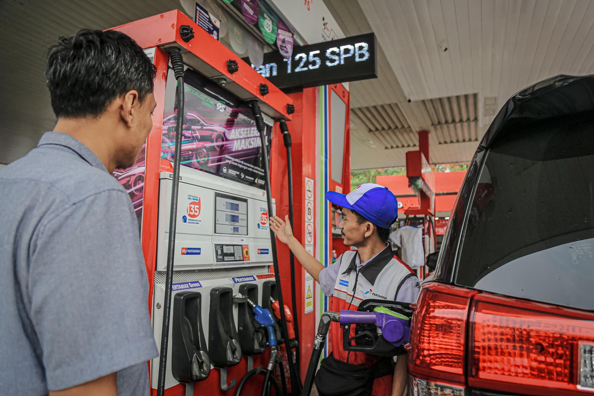 Pompa bahan bakar di SPBU Pertamina yang menunjukkan harga BBM terkini. Kenaikan harga per September 2026 memicu perdebatan publik.