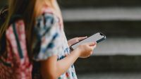 Ilustrasi jari menekan tombol 'Hemat Data' pada layar smartphone, menunjukkan upaya proaktif pengguna dalam mengelola konsumsi kuota internet.