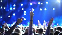 Sejumlah pengunjung memadati area konser di Kota Tua Jakarta. Insiden pengamanan seorang pria di tengah keramaian menyoroti pentingnya klarifikasi informasi dan manajemen keramaian yang efektif.