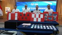 Petugas Kantor Imigrasi Tangerang mengamankan lima WNA yang diduga terlibat dalam sindikat pemalsuan tiket dan praktik judi online internasional. (Ilustrasi: Penegakan hukum imigrasi).