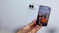iPhone Duo, ponsel lipat pertama dari Apple, tampil memukau dengan desain dua layar revolusioner dan chip A20 Pro, siap mengubah lanskap pasar smartphone.