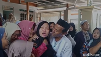 Neneng, istri mendiang Nurul Rian Hidayat yang tengah hamil enam bulan, tak kuasa menahan tangis saat menyambut kedatangan jenazah suaminya di Pamekasan.