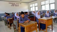 Armada bus sekolah baru siap melayani siswa di berbagai wilayah Solok Selatan, menjamin mobilitas dan akses pendidikan yang lebih merata dan aman.