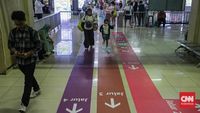 Jalur berwarna cerah membimbing penumpang di Terminal Blok M, mempermudah navigasi dan mempercepat proses transit menuju layanan transportasi yang dituju.