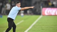 Pelatih Timnas Indonesia John Herdman memberikan arahan kepada para pemain dalam sesi latihan intensif untuk menghadapi kompetisi regional FIFA ASEAN Cup 2026.