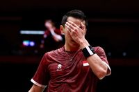 Ekspresi Jonatan Christie yang menunjukkan kekecewaan mendalam usai pertandingan penentu di partai puncak beregu putra Asian Games.