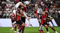 Duel sengit antara pemain Juventus dan AC Milan di tengah lapangan Allianz Stadium, menunjukkan intensitas tinggi laga Serie A yang berakhir imbang 1-1.