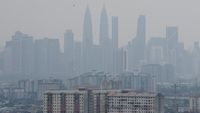 Petugas memantau kualitas udara yang memburuk akibat kabut asap pekat di wilayah Serian, Sarawak, setelah Malaysia mengumumkan status darurat.
