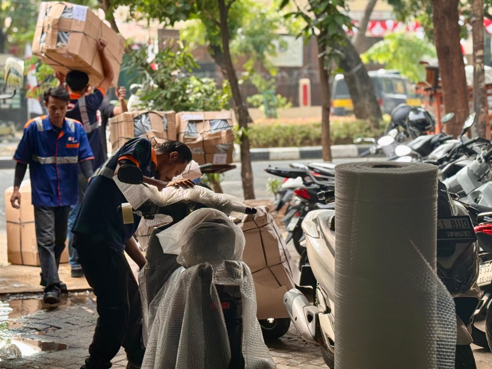 Gerbong kereta api KAI Logistik sedang mengangkut kontainer barang, menunjukkan peran vitalnya dalam sistem logistik nasional.