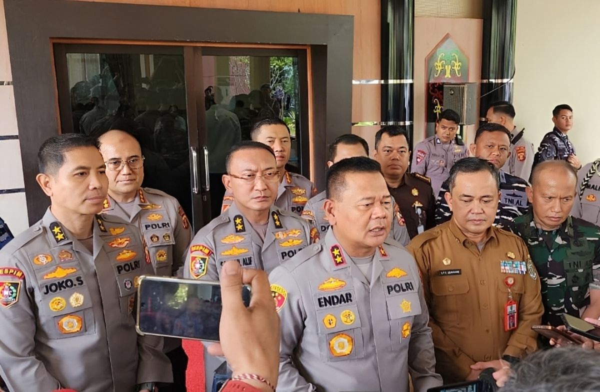 Petugas kepolisian dan tim gabungan berjibaku memadamkan api Karhutla di Kalimantan Timur, menyoroti tantangan besar dalam penanganan bencana lingkungan ini.
