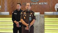 Petugas Kejaksaan Agung saat melakukan penggeledahan dalam sebuah kasus korupsi. Kejaksaan Agung kini mendalami peran korporasi dalam kasus pengadaan Chromebook.