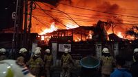 Petugas pemadam kebakaran berjuang memadamkan api yang melalap permukiman padat di Kebayoran Lama, menyebabkan ratusan warga kehilangan tempat tinggal.