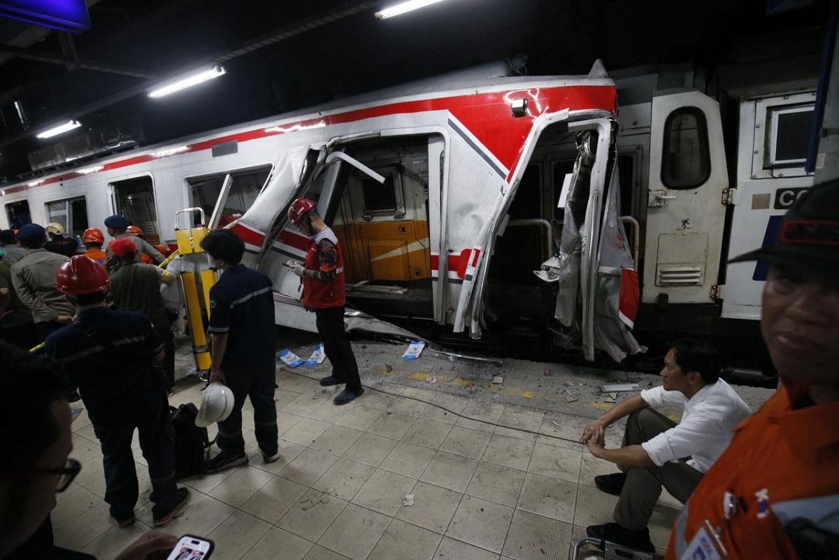 Petugas kepolisian mengamankan area Stasiun Timur pasca-tabrakan antara KA Argo Bromo Anggrek dan Commuter Line yang menyebabkan masinis jadi tersangka.