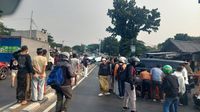Kendaraan yang terlibat dalam kecelakaan beruntun di Kembangan, Jakarta Barat, sedang dalam proses evakuasi oleh petugas.