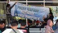 Petugas Basarnas bersiap melakukan operasi pencarian dan pertolongan di laut, menunjukkan kesiapsiagaan dalam menghadapi situasi darurat maritim. (Ilustrasi)