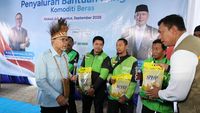 Petugas dari Badan Pangan Nasional bersama perwakilan pemerintah daerah mendistribusikan karung-karung beras kepada Keluarga Penerima Manfaat (KPM) di salah satu titik penyaluran di Kota Sorong, Papua Barat Daya. Inisiatif ini merupakan bagian penting dari upaya pemerintah menjaga stabilitas pasokan dan ketahanan pangan nasional.