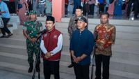 Menteri Sosial Gus Ipul saat menyampaikan keterangan pers terkait penyaluran bantuan sosial pascabencana.