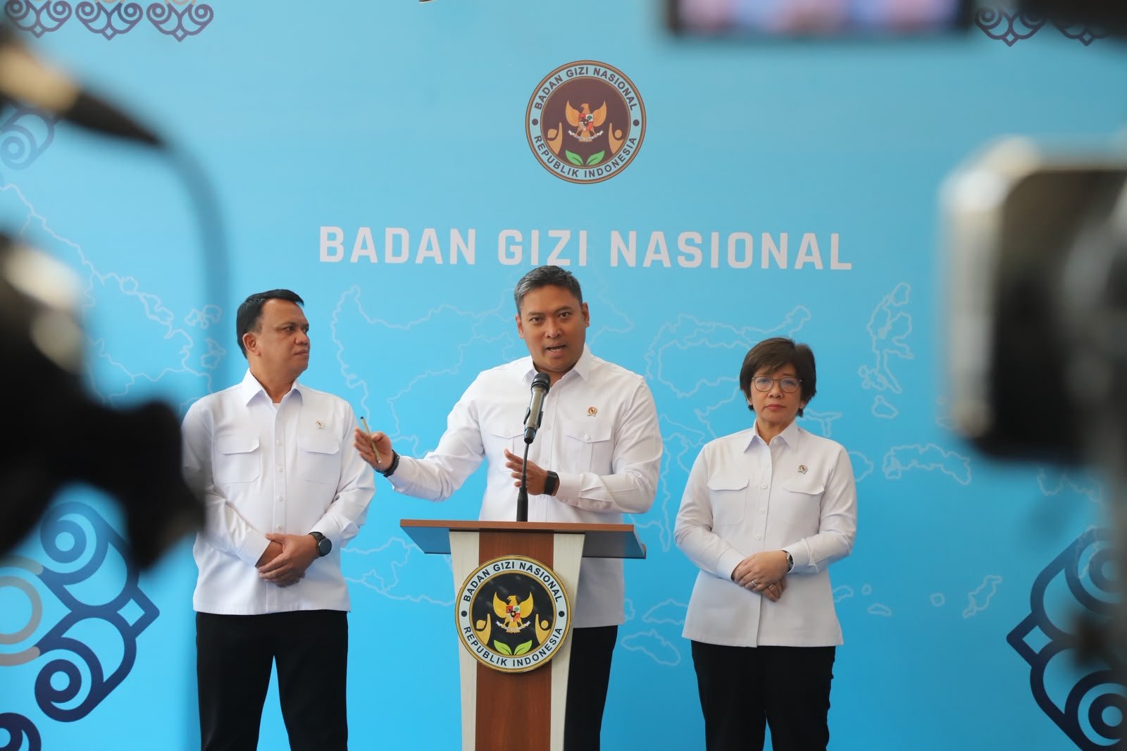 Petugas Badan Gizi Nasional (BGN) berinteraksi dengan masyarakat di wilayah 3T, menunjukkan komitmen terhadap peningkatan layanan gizi dan dukungan Program Makan Bergizi Gratis. Ilustrasi.