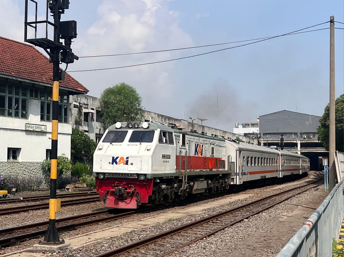PT Kereta Api Indonesia (KAI) menggenjot transformasi digital untuk menjawab tantangan dan peluang di era kecerdasan buatan (AI).
