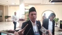 Petugas pemerintah daerah berdiskusi dengan warga saat melakukan verifikasi lapangan untuk program bantuan sosial.
