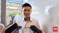 Seorang teknisi memantau aktivitas server di pusat data, menggambarkan peran krusial ISP dalam menjaga keamanan infrastruktur digital dari ancaman siber yang terus meningkat.