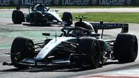 Kimi Antonelli merayakan kemenangan perdananya di F1 GP Italia 2026, mengukuhkan dominasi Mercedes dengan George Russell yang finis kedua di sirkuit Monza.
