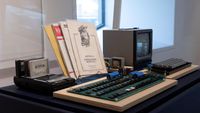 Komputer langka Apple I 'Hatfield' yang akan dilelang, sebuah artefak penting dalam sejarah komputasi personal dengan tanda tangan Steve Wozniak.