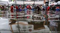 Warga bergegas memenuhi kebutuhan pokok di salah satu pasar tradisional di ibu kota Thailand setelah banjir mulai surut.